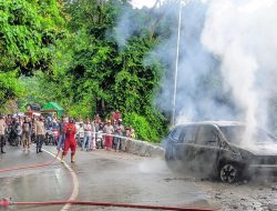 Grand Livina Ludes Dilalap Api, Kapolsek Pemenang Turun ke TKP jalan Pusuk Pas