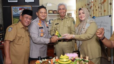 HUT Ke–76 Bhayangkara, Bupati Bima dan Wakil Bupati Beri Kejutan Kepada Kapolres Bima Kota