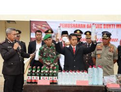 Momentum Upacara Hari Bhayangkara ke-76, Polres Bima Pemusnahan 2022 Botol Miras dan BB Lainnya