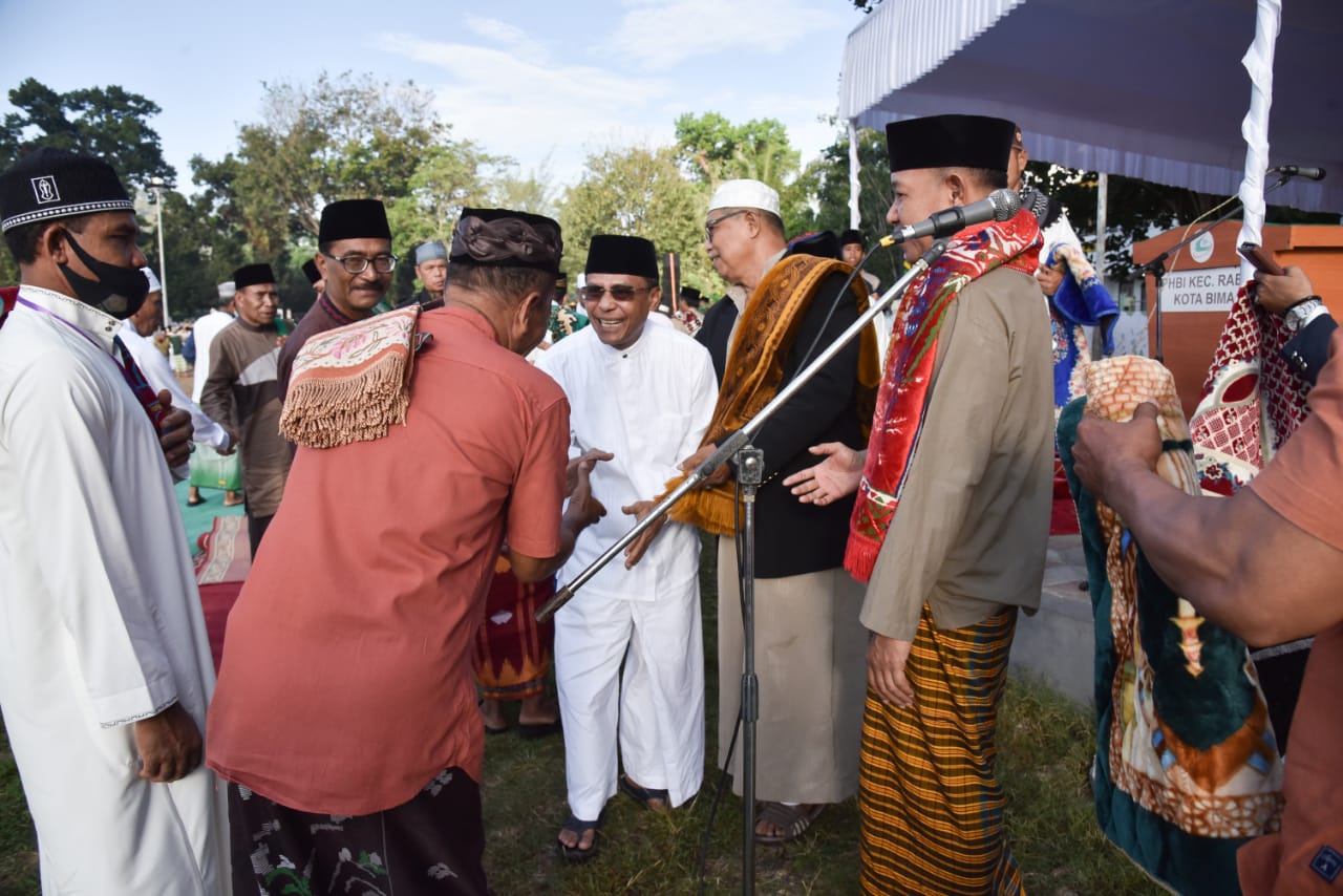 Wakil Walikota Bima Laksanakan Sholat Idul Adha di Lapangan Pahlawan