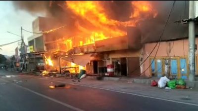 Kebakaran Toko di Cabang Pertigaan Pasar Tente