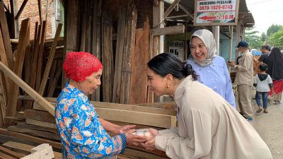 Peduli, HBK Bagikan Telur Ayam Segar dan Berikan Bantuan Tunai untuk Warga Pulau Seribu Masjid