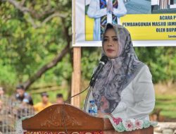 Bupati Bima Hadiri Peletakan Batu Pertama Bangunan Masjid Jami Al-Ihsan Desa Sondosia, Umi Dinda Serahkan Bantuan Uang Pribadi Rp.25 Juta