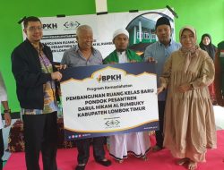 Rogoh Kantong Pribadi, Rachmat Serahkan Bantu Rp.300 Juta Untuk Ponpes di Lombok Timur