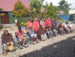Rachmat Hidayat Sumbang Kursi Roda Merah Dalam Rangka Hari Disabilitas Nasional