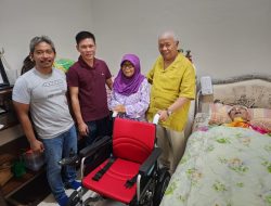 Rachmat Hidayat Bantu Kursi Roda Elektrik  Untuk Prof Chairussyuhur 