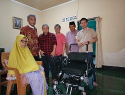 Peduli Disabilitas, Rachmat Hidayat  Bagikan Kursi Roda Gratis untuk Janda dan Warga Miskin Penderita Lumpuh di Lombok Timur