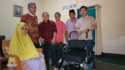 Peduli Disabilitas, Rachmat Hidayat  Bagikan Kursi Roda Gratis  untuk Janda dan Warga Miskin Penderita Lumpuh di Lombok Timur