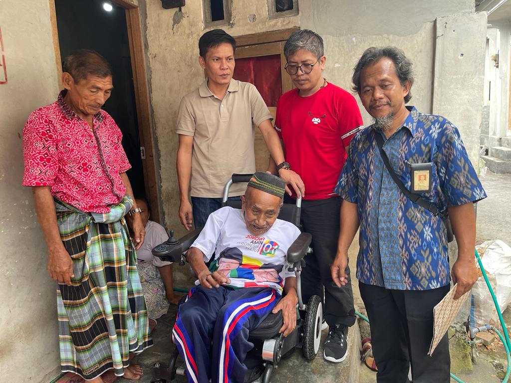 Peduli Disabilitas, Rachmat Hidayat  Bagikan Kursi Roda Gratis  untuk Janda dan Warga Miskin Penderita Lumpuh di Lombok Timur