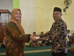 Ramadhan Berbagi di Desa Monggo-Madapangga, Bupati Bima Serahkan Bantuan Tanggap Bencana