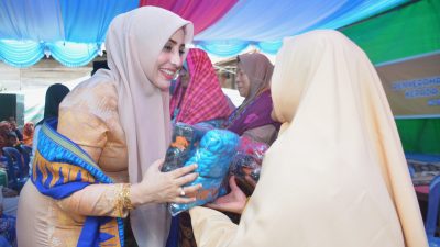 Ketua Dekranasda Kota Bima Bagikan Bahan Benang 130 Penerima Pengrajin Tenun di Kendo