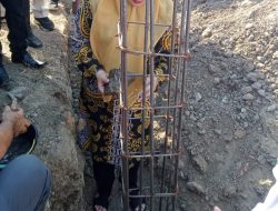 Letakan Batu Pertama Pembangunan Mesjid At Thohiriyah Donggobolo, Bupati Bima Indah Dharmayanti Putri Serahkan Bantuan