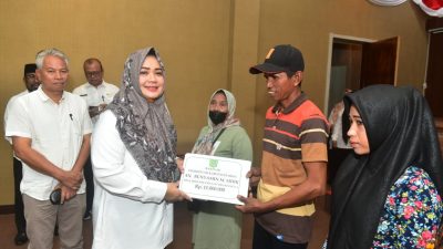 40 KK Terima Bantuan Bencana Alam dari Bupati Bima Indah Dharmayanti Putri