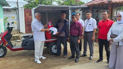 Disabilitas di Lombok Barat Dapat Motor Roda Tiga dari Anggota DPR RI Rachmat Hidayat