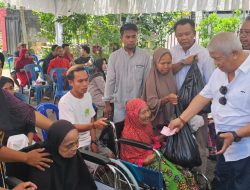 Rachmat Hidayat Bagikan Puluhan Kursi Roda untuk Orang Tua Jompo di Lombok Tengah