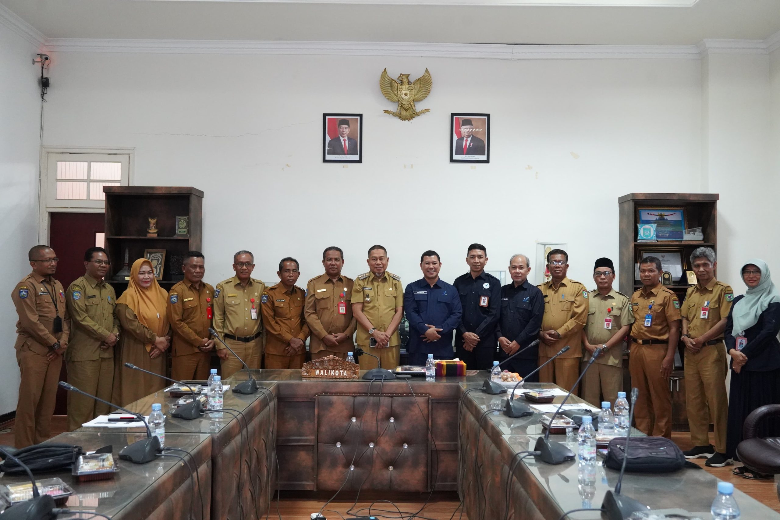 Foto bersama Usai membahas 3 Program Implementasi yang hadir di Kota Bima.