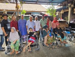 Silaturahmi ke Tanah Leluhur Lombok Barat, Rachmat Hidayat Beri Kursi Roda untuk Warga dan Lansia Penderita Lumpuh