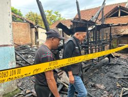 Pj Wali Kota Bima Sambangi Rumah Warga yang Terbakar di Matakando