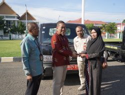 HM Rum Serahkan Mobil Pengangkut Sampah ke Kelurahan