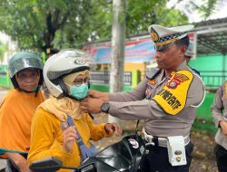 Operasi Keselamatan Rinjani 2024, Kasat Lantas Polres Lombok Utara Bagikan Helm dan Jaket Gratis Pada Masyarakat