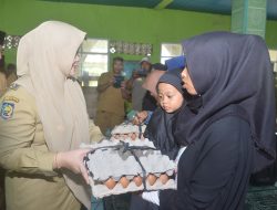 Ramadhan Berbagi di Sambori-Lambitu, Bupati Bima Bagikan Paket Sembako