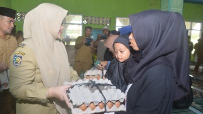 Ramadhan Berbagi di Sambori-Lambitu, Bupati Bima Bagikan Paket Sembako