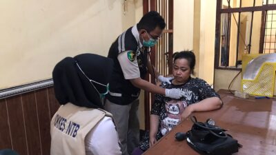 Si Dokkes Polres Bima Kota Cek Kesehatan Tahanan secara Rutin