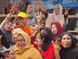 Blusukan di Penanae, Puluhan Ibu-Ibu Teriakkan Yel-Yel Siap Menangkan Nomor urut 2